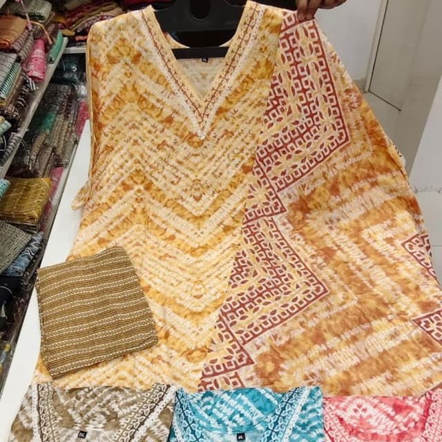 Warm tones of yellow and brown with hints of red. Kurta with matching bottoms