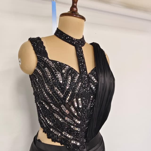 Monochromatic Black Blouse / Crop Top